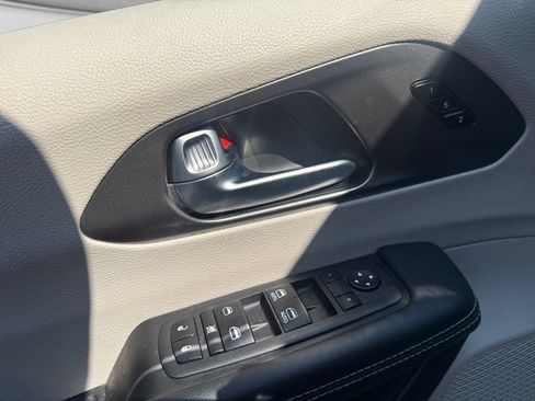 Used 2023 Chrysler Pacifica Touring-L FWD image 20