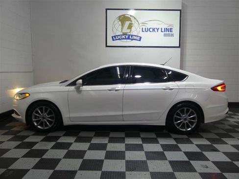 Used 2017 Ford Fusion SE w/ Fusion SE Technology Package image 7