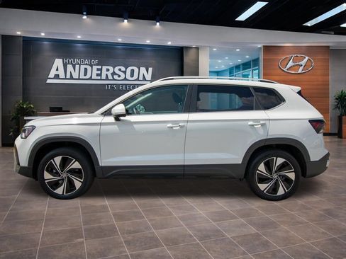 Used 2025 Volkswagen Taos SE AWD/4WD image 5