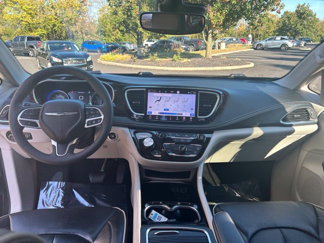 Used 2023 Chrysler Pacifica Limited FWD image 19