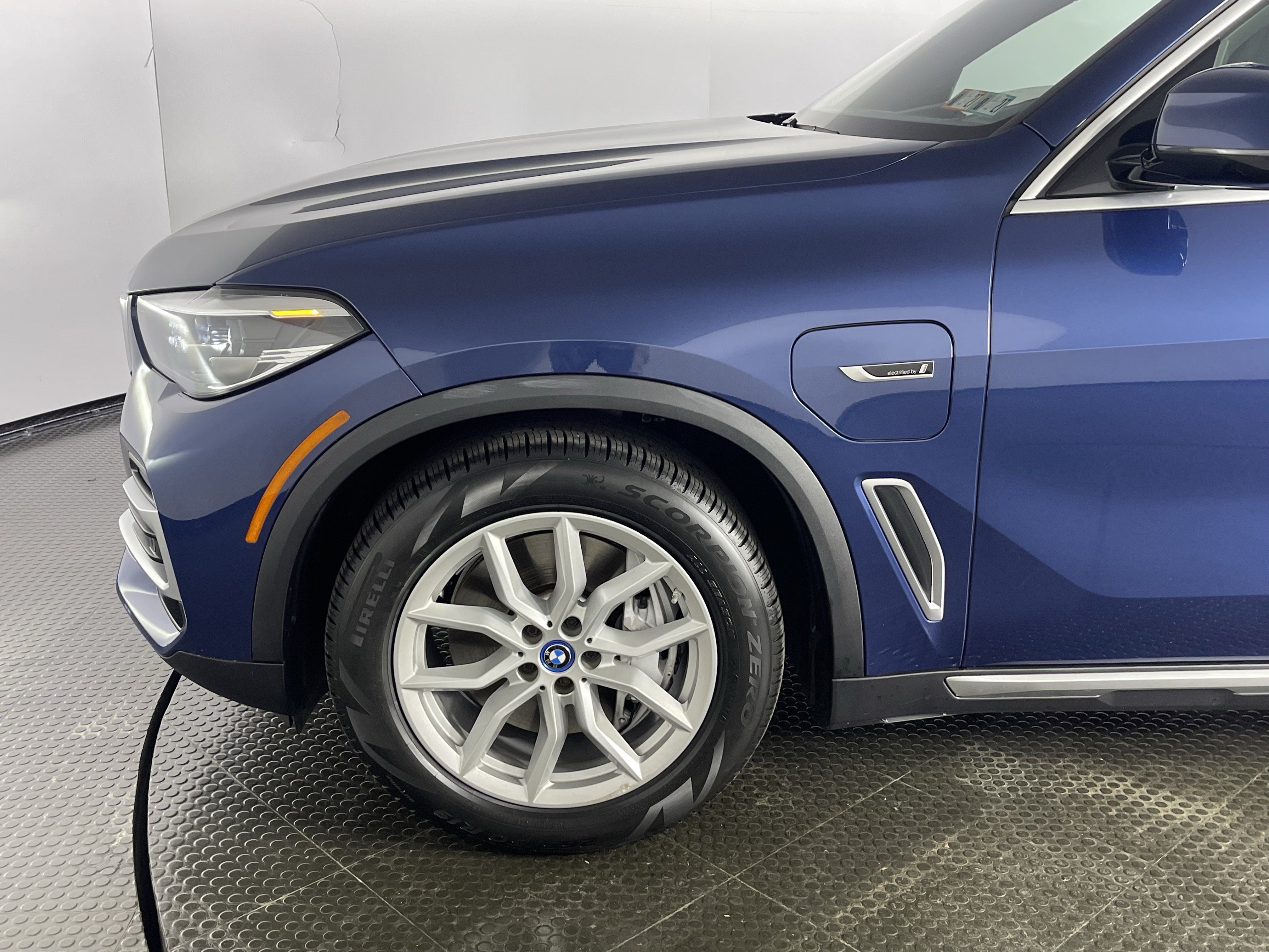 Certified 2022 BMW X5 xDrive45e w/ Premium Package AWD/4WD image 4