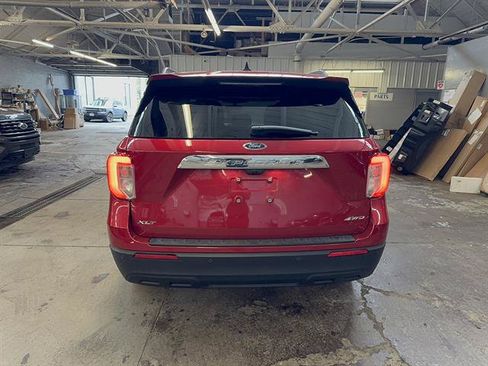 Used 2023 Ford Explorer XLT AWD/4WD image 4