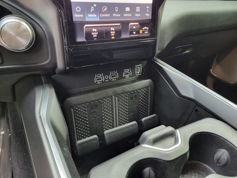 Used 2025 RAM 1500 Laramie AWD/4WD image 18