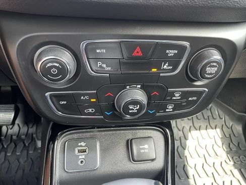 Used 2018 Jeep Compass Limited w/ Navigation Group FWD image 12