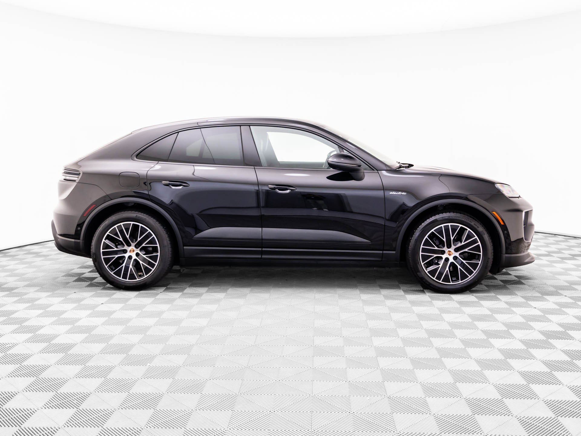 Certified 2026 Porsche Macan 4 Electric AWD/4WD image 8