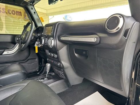 Used 2016 Jeep Wrangler Unlimited Rubicon w/ Connectivity Group AWD/4WD image 24