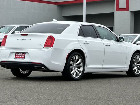 Used 2018 Chrysler 300 Touring w/ Chrome Appearance Package image 2