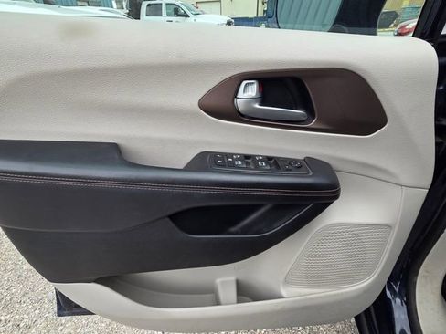 Used 2018 Chrysler Pacifica Touring-L Plus w/ Advanced Safetytec Group FWD image 14