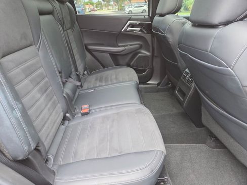 Used 2024 Mitsubishi Outlander SE FWD image 17