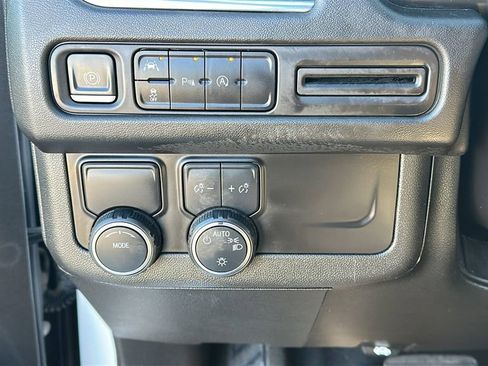 Used 2023 Chevrolet Suburban Premier image 20