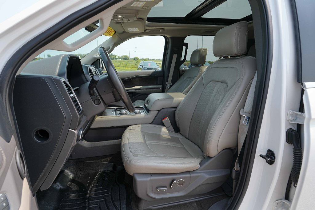 Used 2019 Ford Expedition Limited w/ Equipment Group 302A AWD/4WD image 18