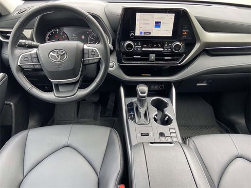 Used 2025 Toyota Highlander XLE image 10
