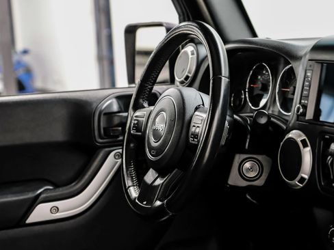 Used 2016 Jeep Wrangler Unlimited Sahara AWD/4WD image 12