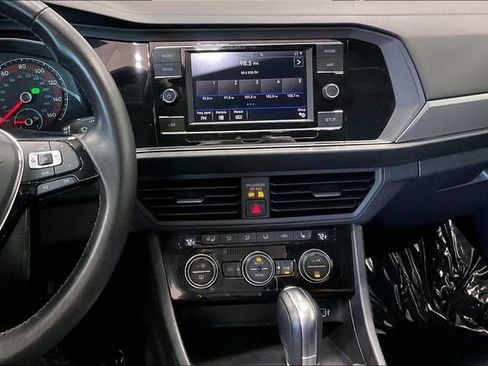 Used 2019 Volkswagen Jetta SE FWD image 6