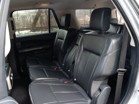 Used 2024 Ford Expedition XLT image 24