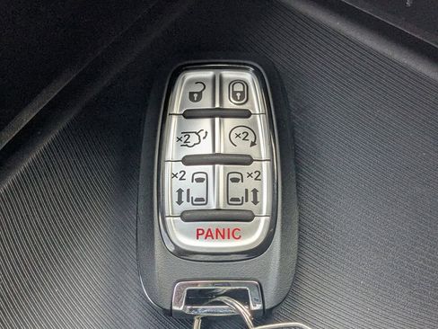 New 2026 Chrysler Pacifica Select FWD image 32