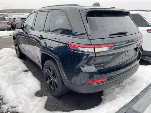 Used 2023 Jeep Grand Cherokee Altitude image 3