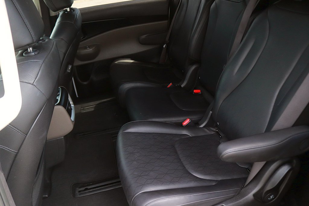 Used 2025 Kia Carnival FWD image 14