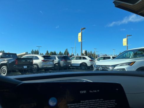 Used 2025 Hyundai Elantra Limited image 17