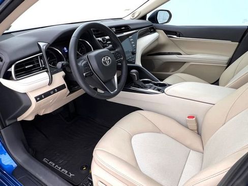 Used 2020 Toyota Camry XLE w/ Sunroof Package FWD image 12
