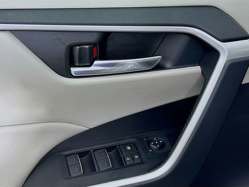 Used 2022 Toyota RAV4 XLE image 18