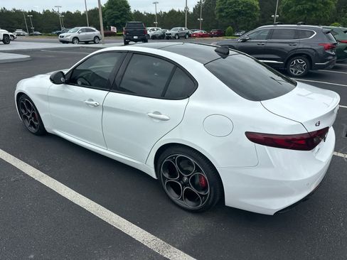 Used 2022 Alfa Romeo Giulia Veloce RWD image 4