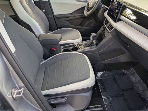 Used 2025 Volkswagen Taos SE image 33