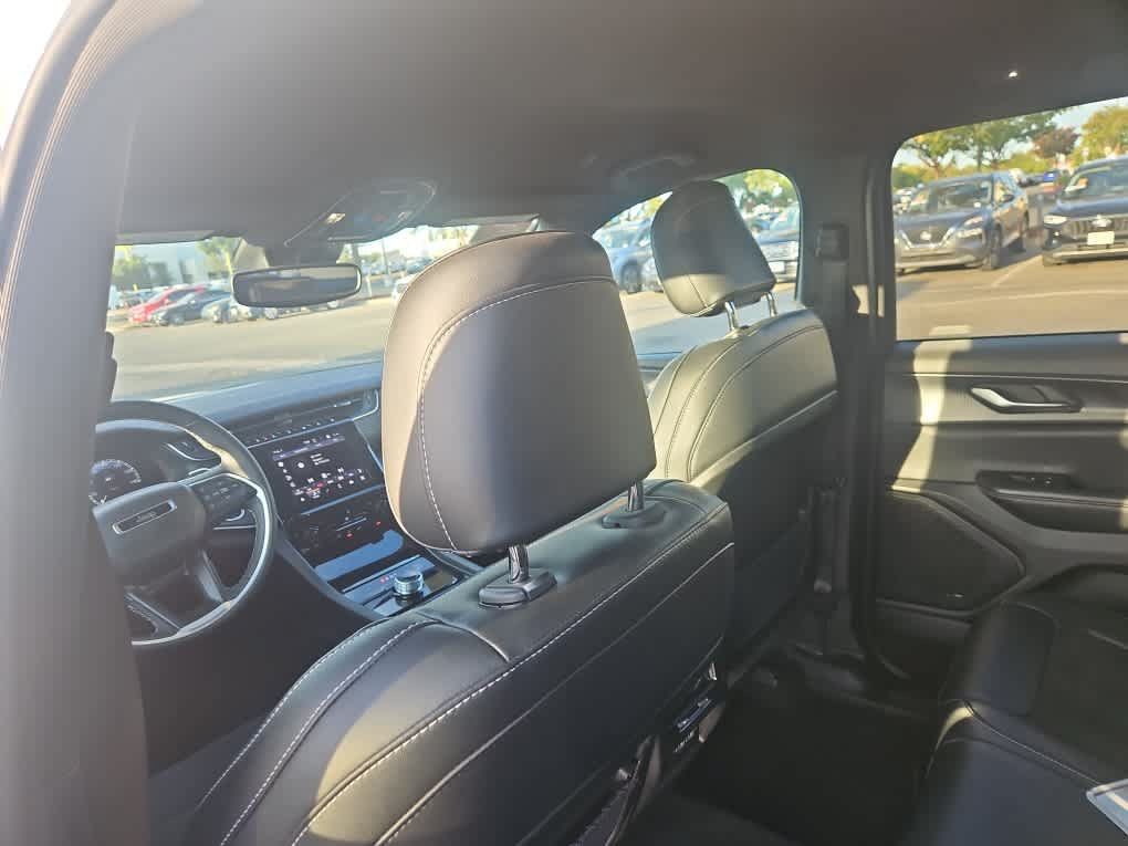 Used 2023 Jeep Grand Cherokee Altitude AWD/4WD image 11