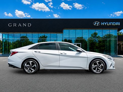 Used 2023 Hyundai Elantra Limited w/ Cargo Package FWD image 7