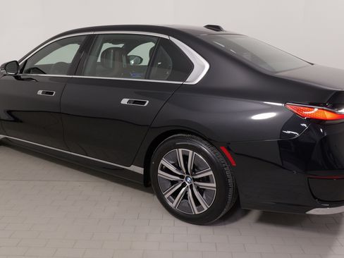 Used 2024 BMW i7 xDrive60 w/ Executive Package image 13