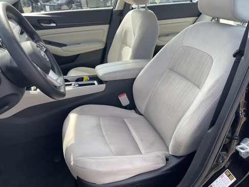 Used 2024 Nissan Altima 2.5 SV FWD image 24