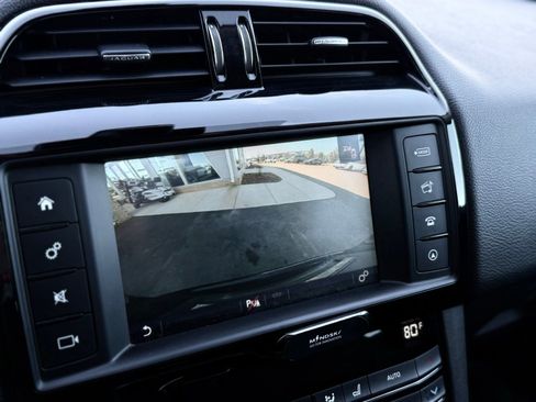 Used 2018 Jaguar F-PACE Premium image 43