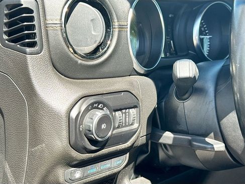 Used 2022 Jeep Wrangler Unlimited Sahara image 12