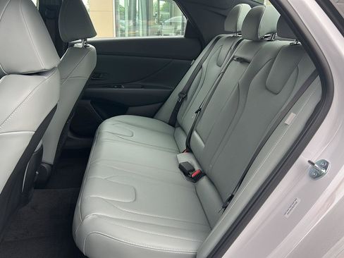 Certified 2025 Hyundai Elantra Limited FWD image 17