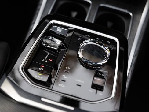 Used 2024 BMW 760i xDrive w/ Premium Package 2 image 37