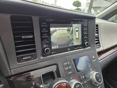 Used 2018 Toyota Sienna Limited image 29