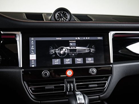 Certified 2024 Porsche Macan S AWD/4WD image 17