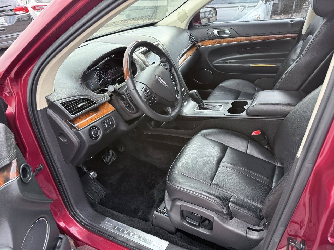 Used 2018 Lincoln MKT FWD image 9