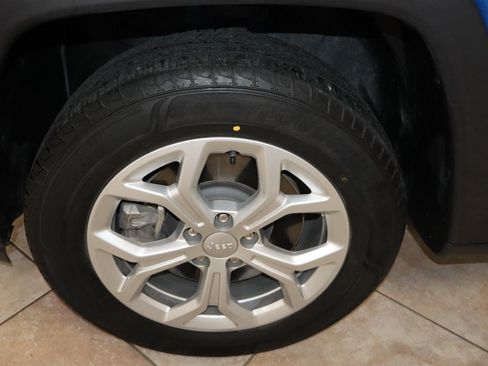 Used 2024 Jeep Compass Latitude AWD/4WD image 31