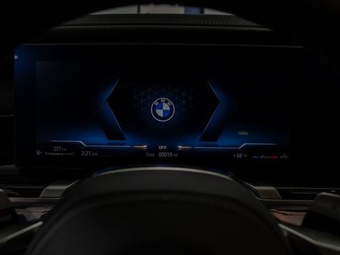 Used 2025 BMW 740i xDrive w/ Premium Package image 18