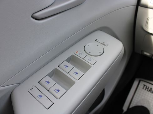 Used 2025 Hyundai Kona SEL image 32