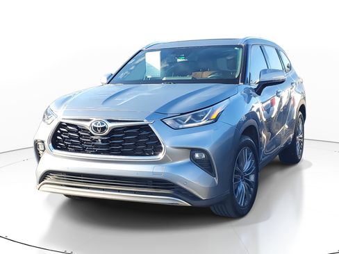 Used 2022 Toyota Highlander Platinum image 3