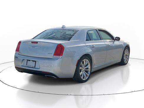 Used 2019 Chrysler 300 Touring w/ Chrome Appearance Package image 6