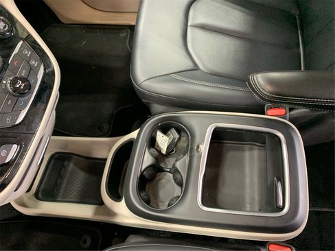 Used 2024 Chrysler Pacifica Touring-L image 14