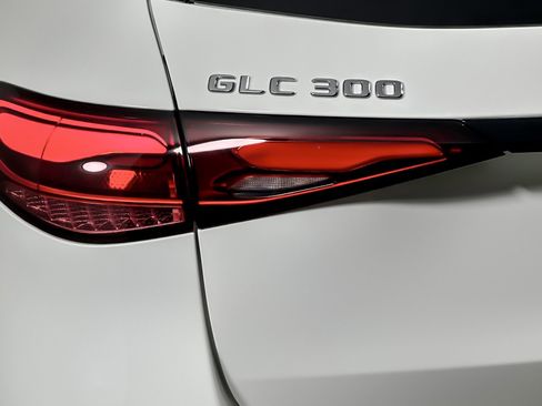 Used 2025 Mercedes-Benz GLC 300 4MATIC image 26