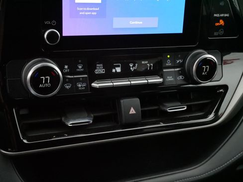 Used 2024 Toyota Highlander LE image 24