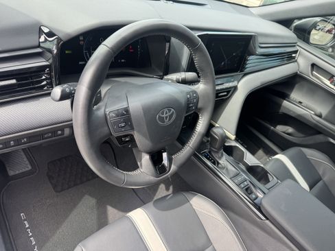 Used 2025 Toyota Camry SE w/ Convenience Package image 12