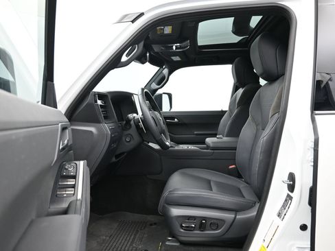 Used 2024 Lexus GX 550 AWD/4WD image 9