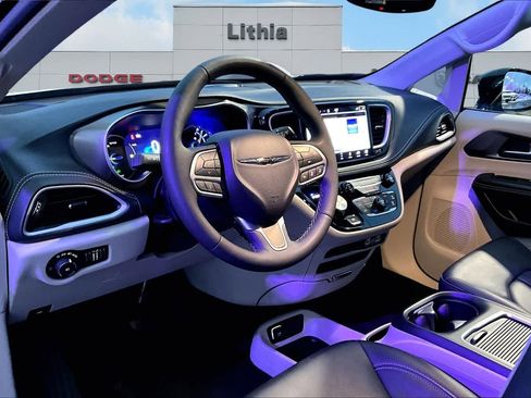 Used 2024 Chrysler Pacifica Select image 2