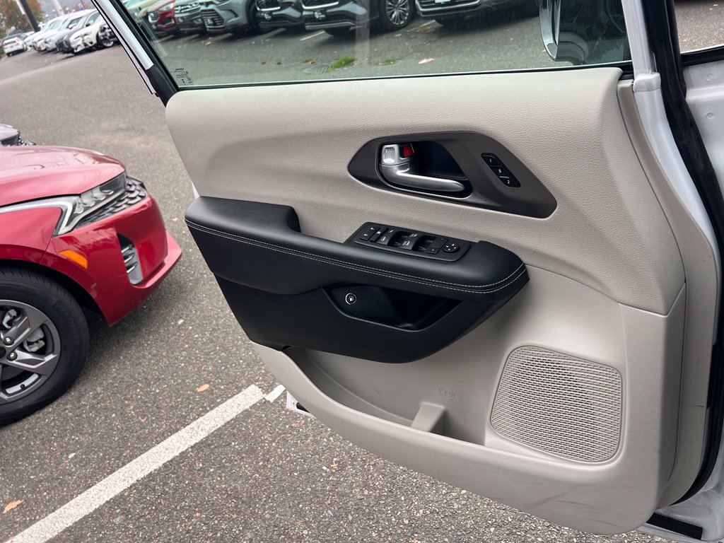 Used 2024 Chrysler Pacifica Limited FWD image 18